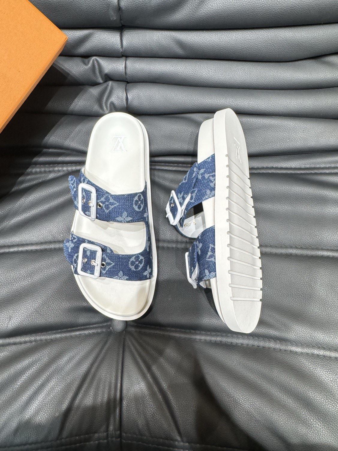 Louis Vuitton Slippers